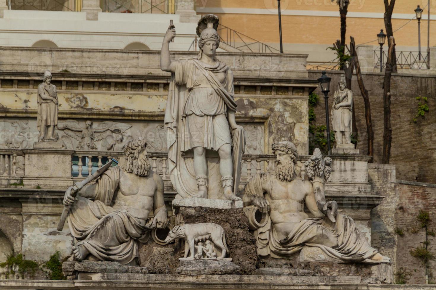 escultura y fuente de piazza del popolo. los escalones conducen al parque pincio, roma, italia foto