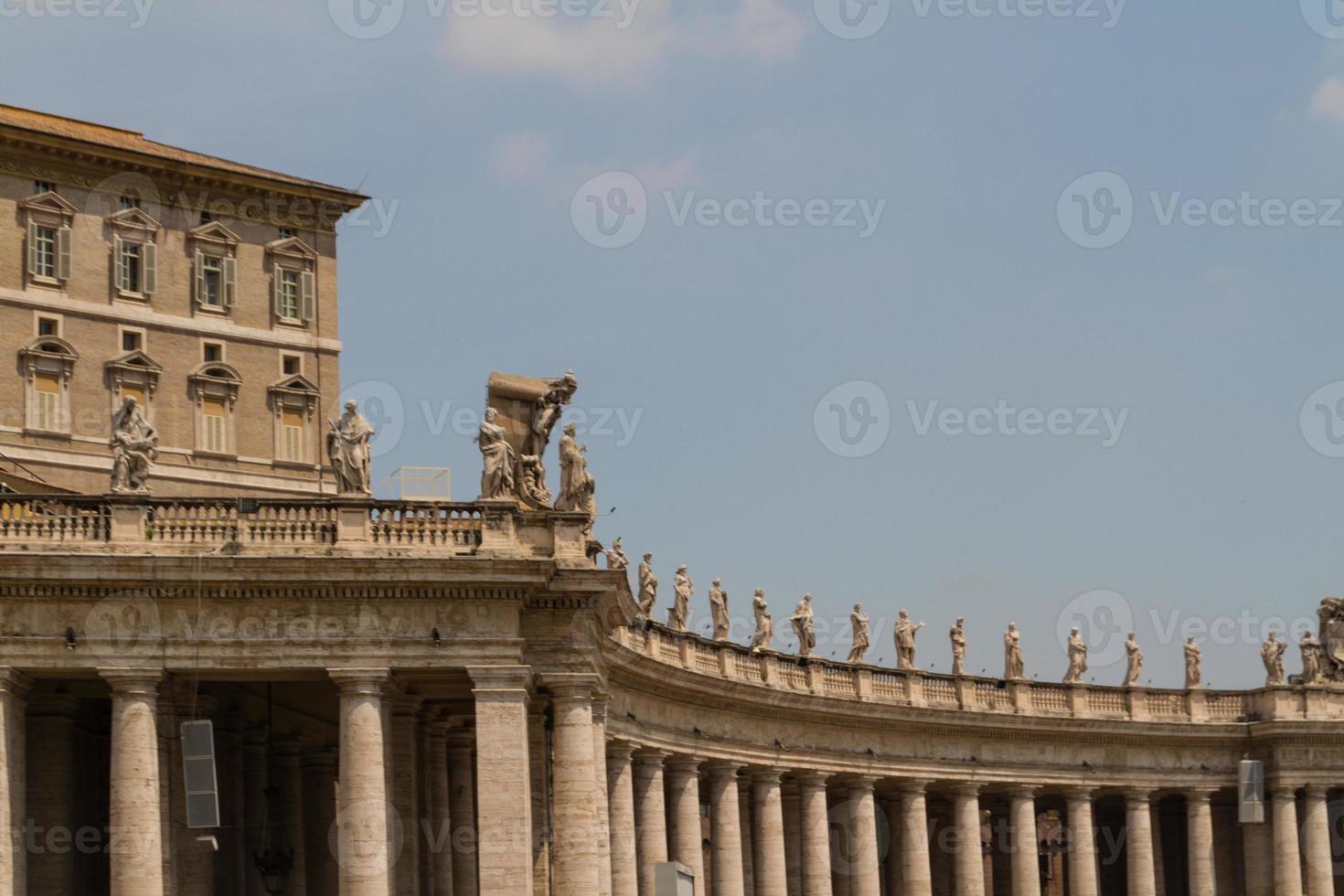 edificios en el vaticano, la santa sede dentro de roma, italia. parte de la basílica de san pedro. foto