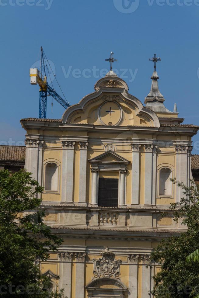 gran iglesia en el centro de roma, italia. foto