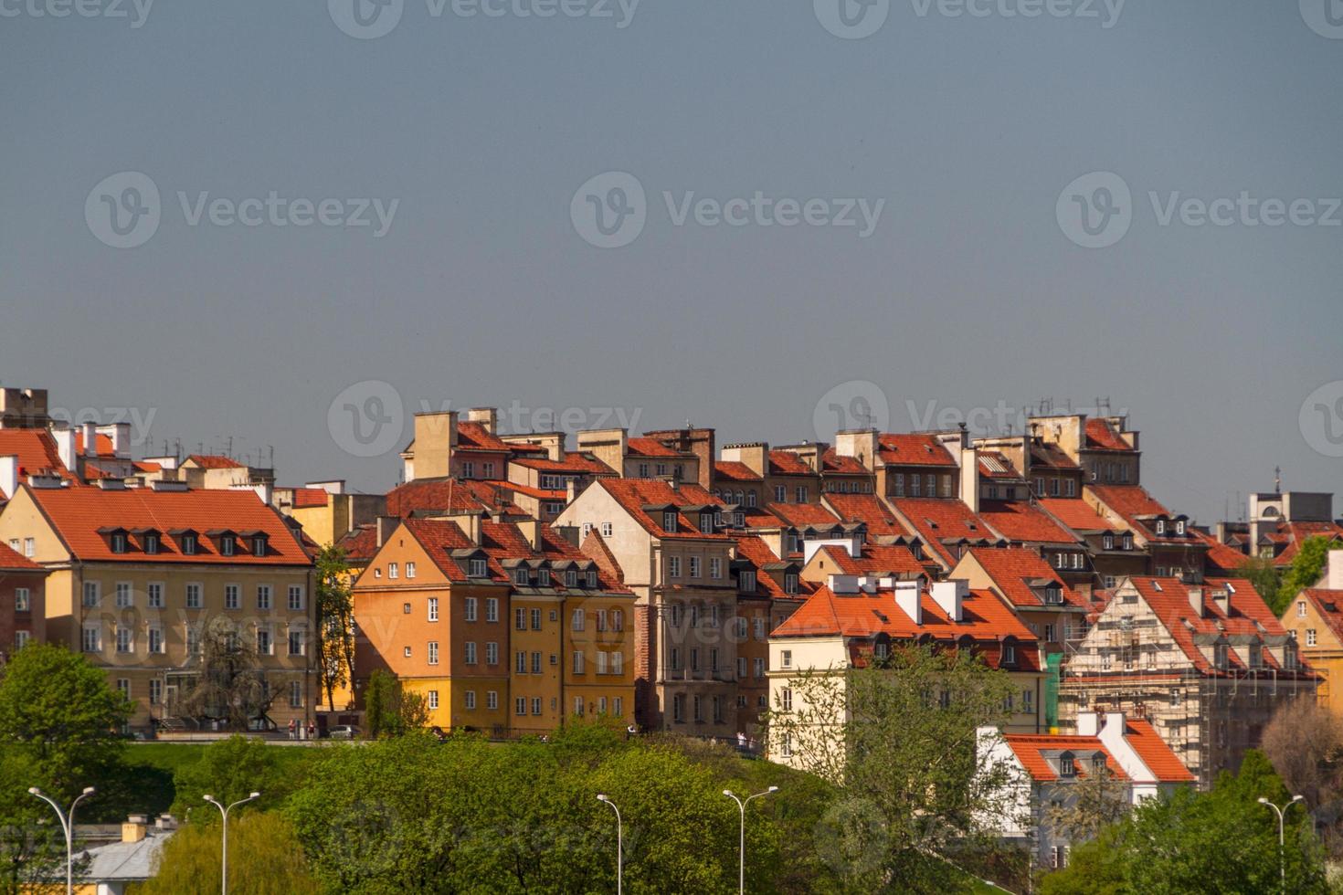 casco antiguo junto al río vistula paisaje pintoresco en la ciudad de varsovia, polonia foto