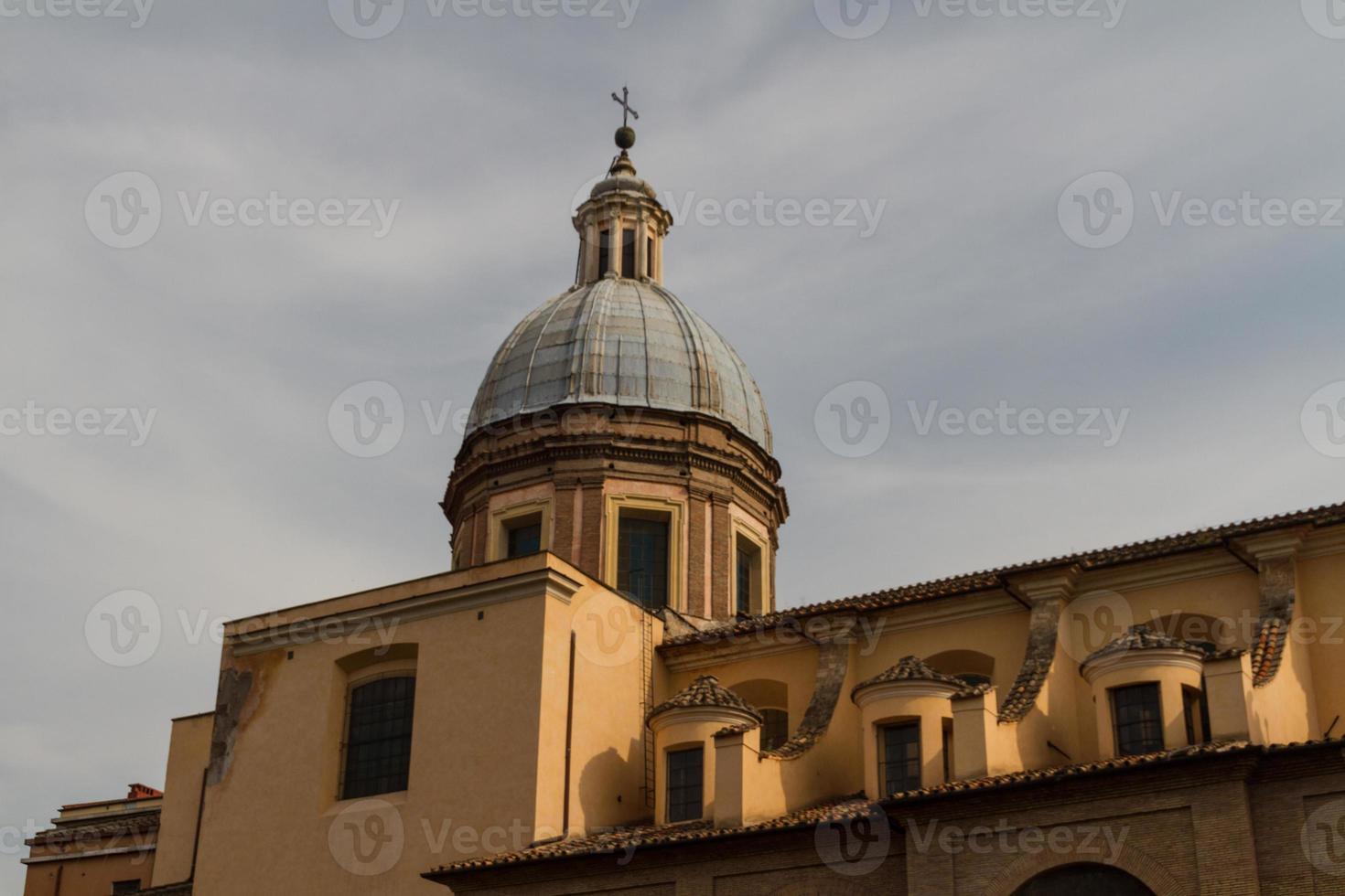 gran iglesia en el centro de roma, italia. foto