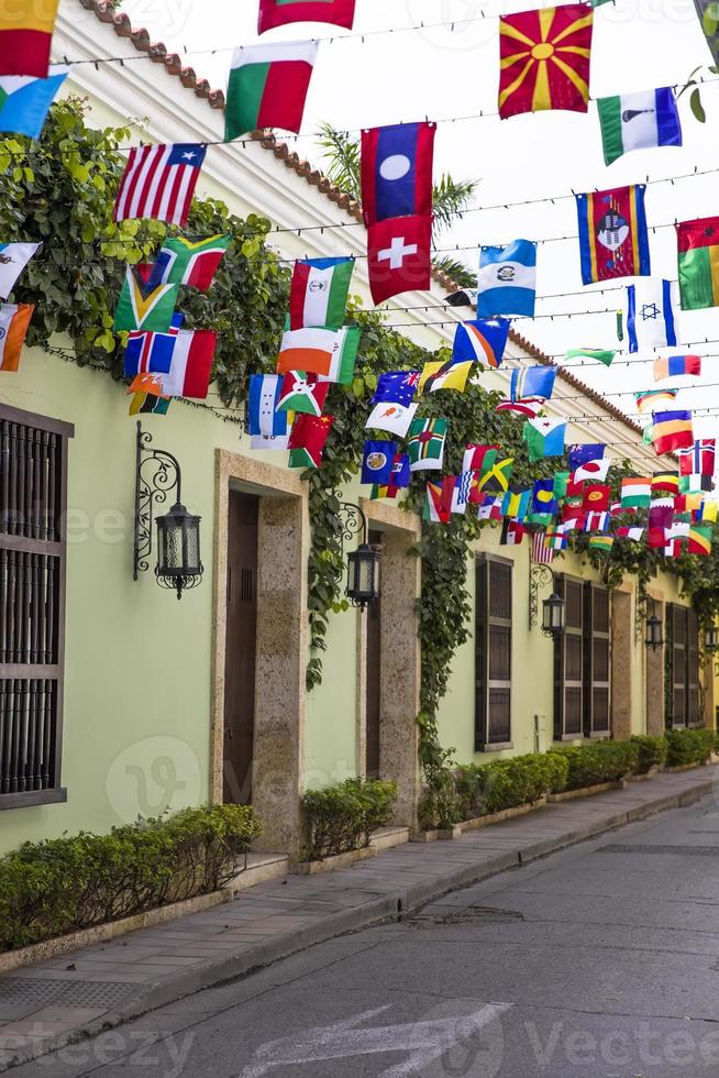 banderas del mundo en la calle 29 en getsemani en cartagena, colombia foto