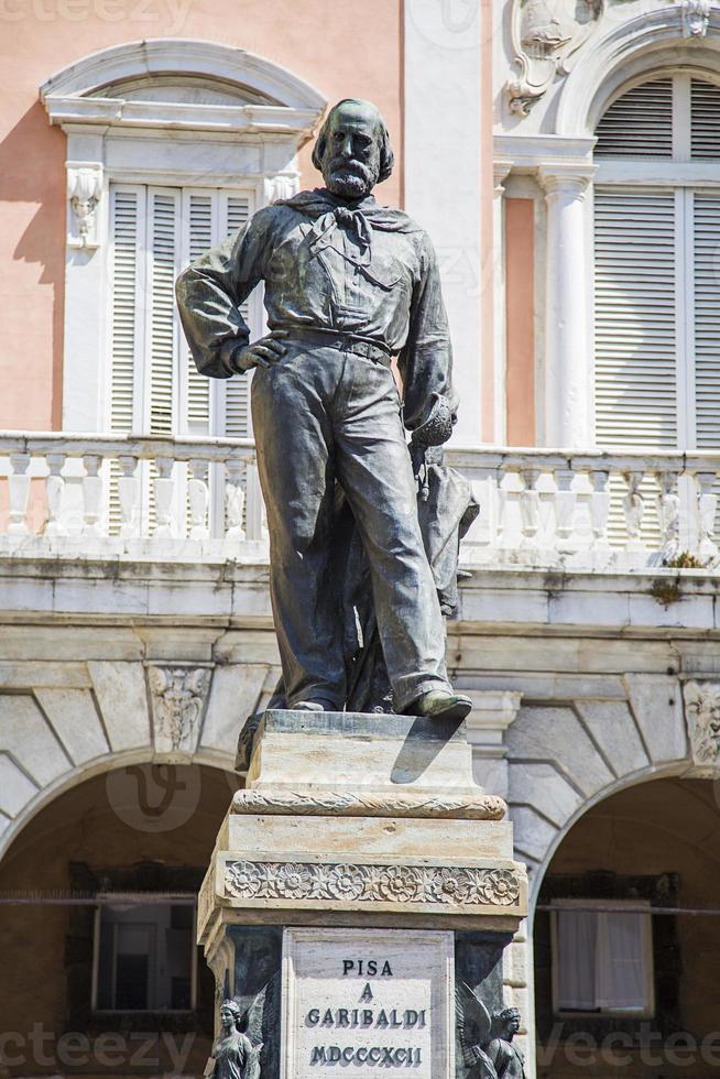 Monument to Giuseppe Garibaldi in Pisa photo