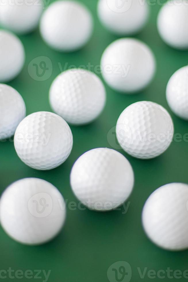 pelotas de golf en el fondo verde foto