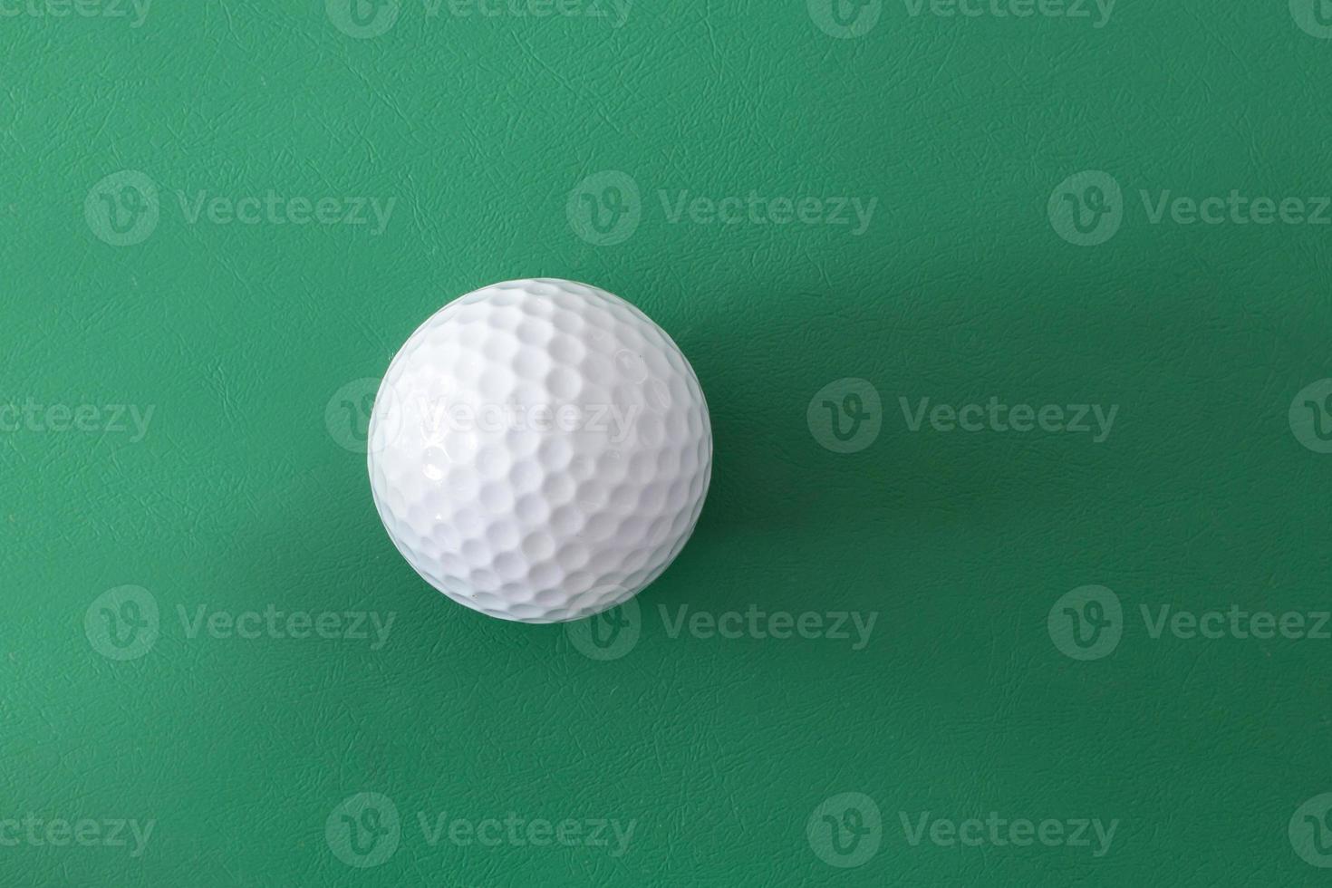 pelota de golf en el fondo verde foto