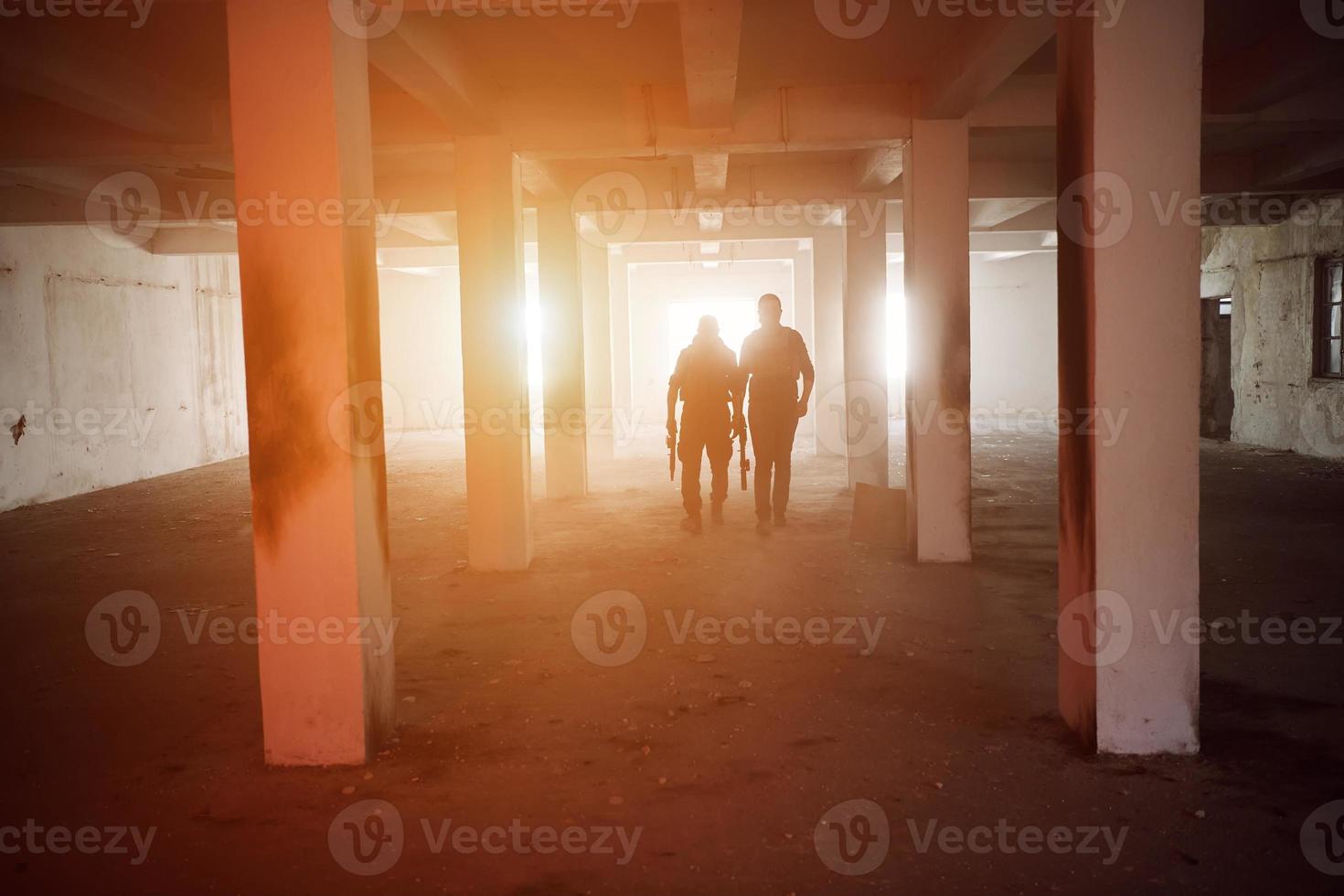 retrato del equipo de escuadrón de soldados en un entorno urbano foto