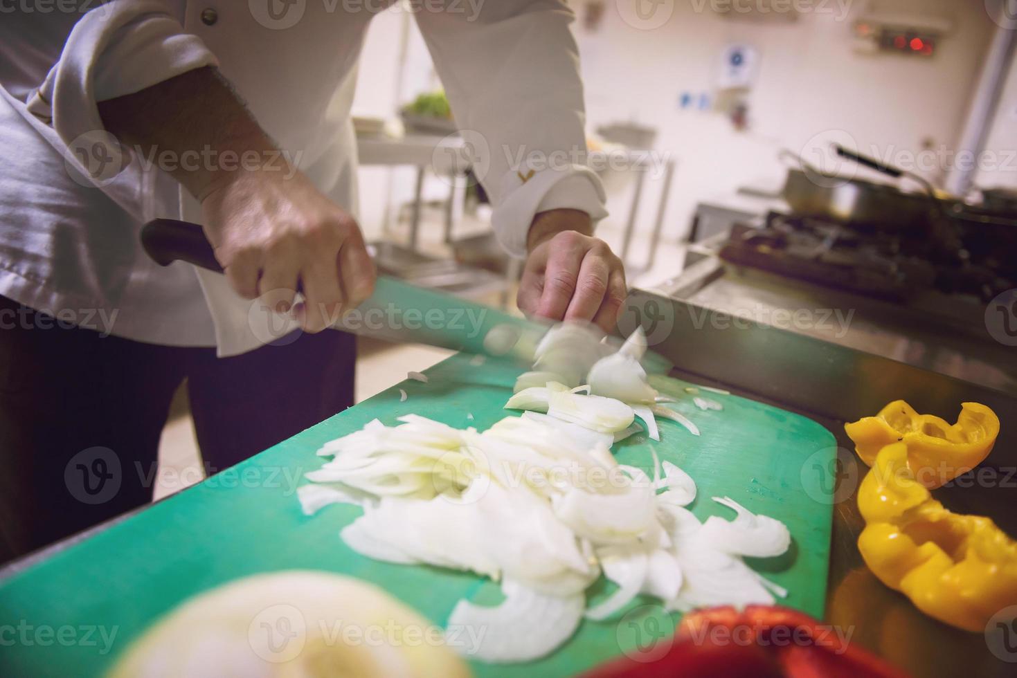 chef manos cortando verduras frescas y deliciosas foto