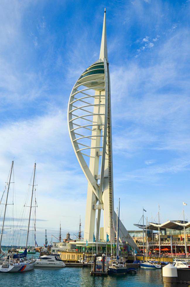 portmouth, inglaterra. El 10 de septiembre de 2013. Torre spinnaker de pie encima de la instalación comercial y de ocio de Gunwharf Quays en Portsmouth foto