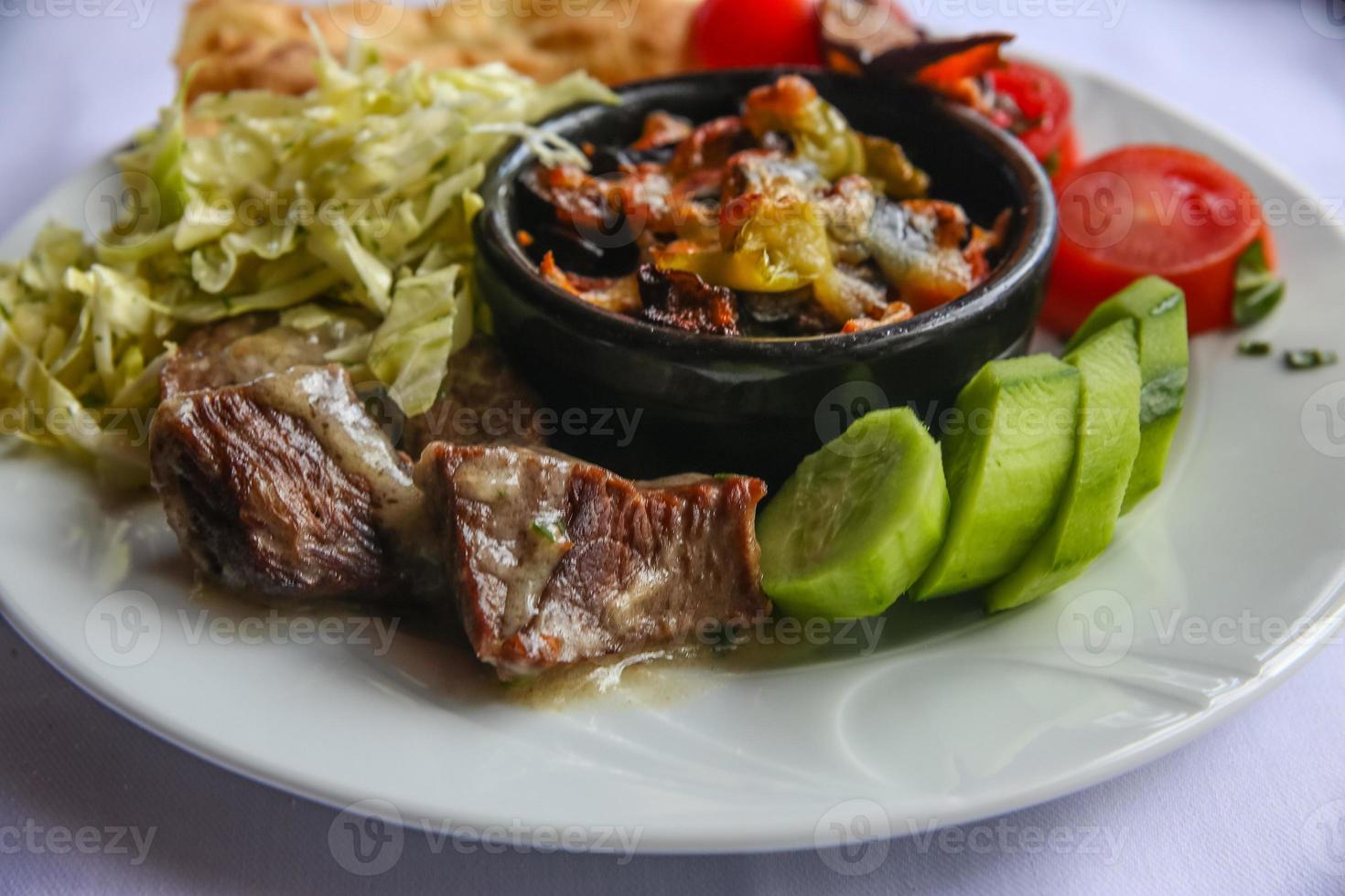 carne en una olla foto