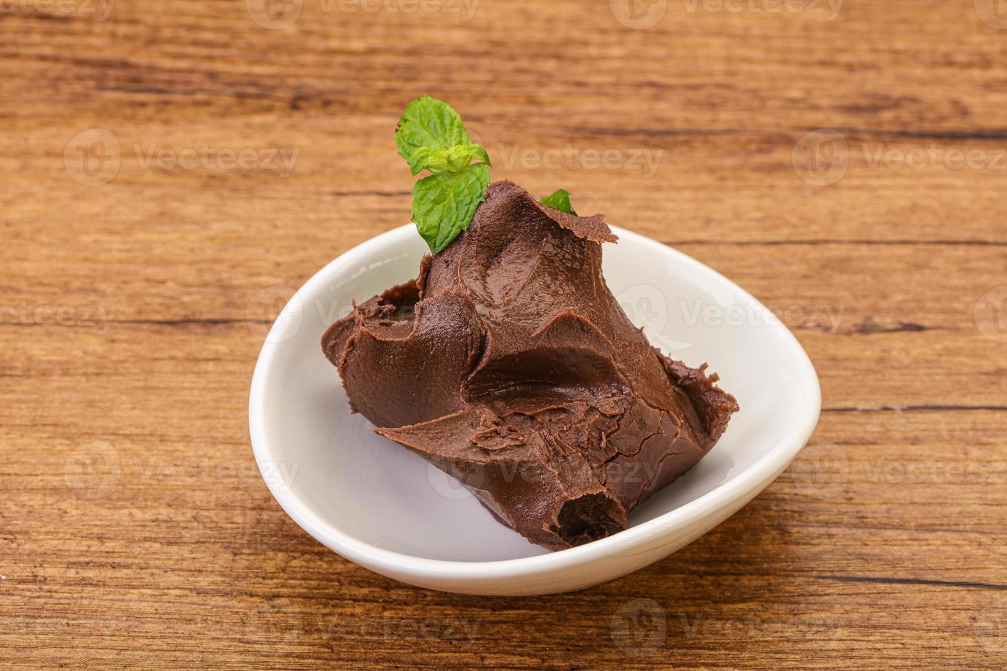 Chocolate spread with nazelnut photo