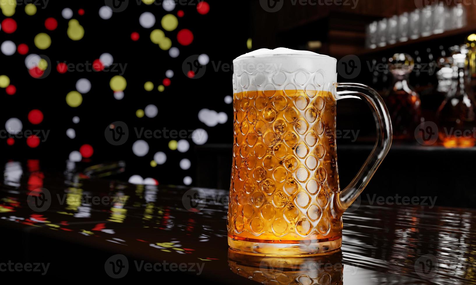 cerveza artesanal o de barril en un vaso transparente alto. con vapor frío, espuma de cerveza blanca colocada sobre un suelo de madera, detrás del fondo hay una botella de vino, whisky, brandy en el restaurante o bar. representación 3d foto