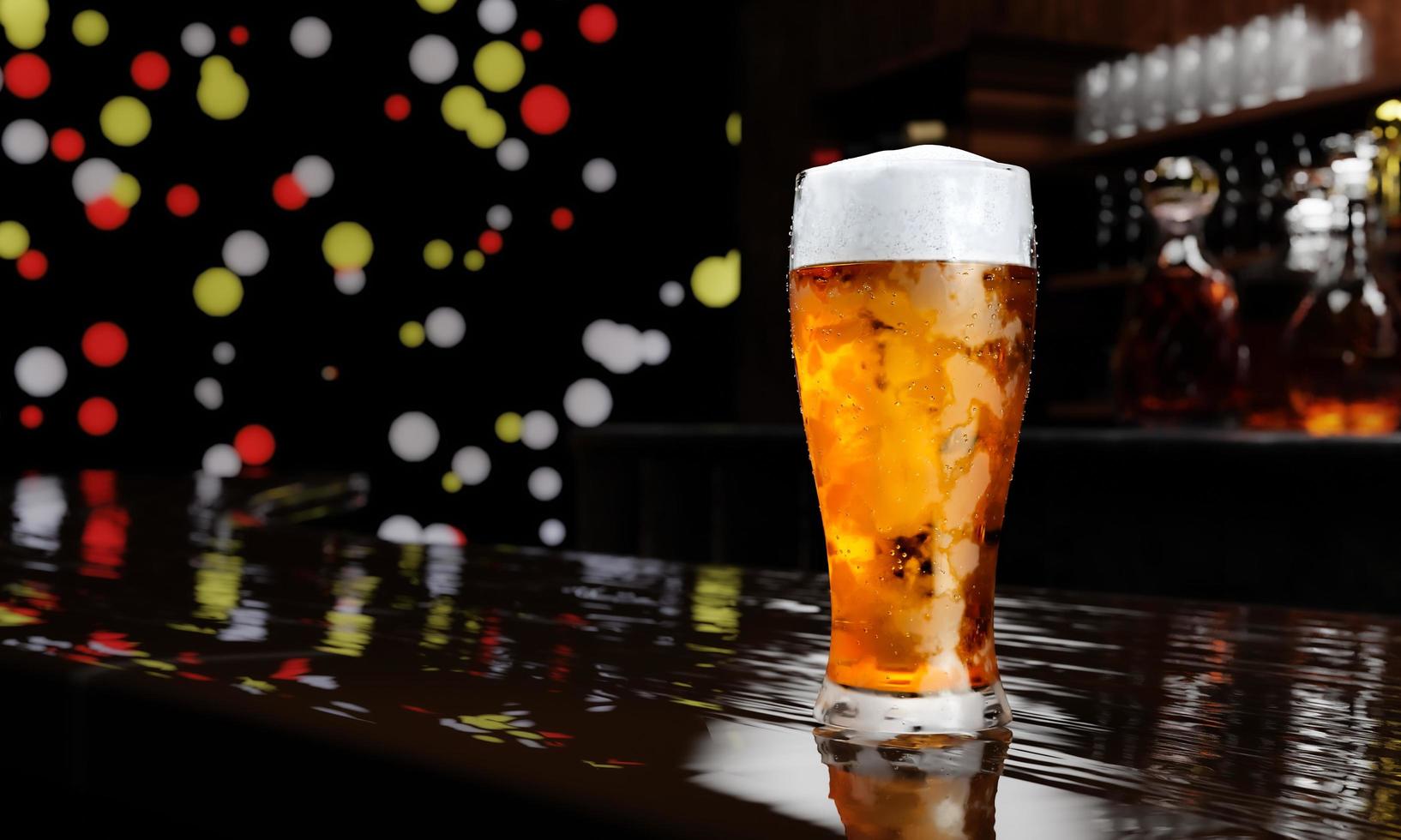 cerveza artesanal o de barril en un vaso transparente alto. con vapor frío, espuma de cerveza blanca colocada sobre un suelo de madera, detrás del fondo hay una botella de vino, whisky, brandy en el restaurante o bar. representación 3d foto