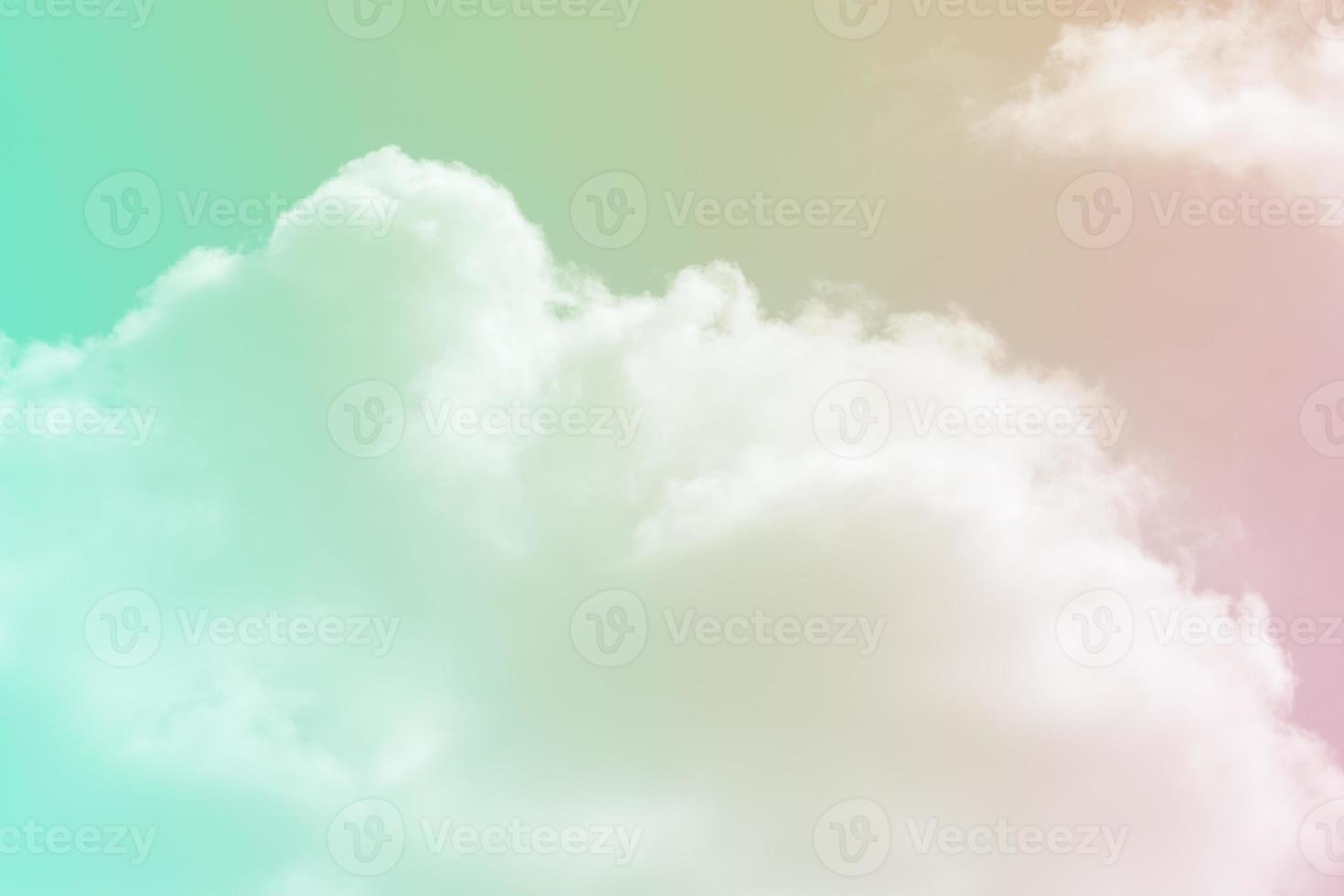 belleza dulce pastel rosa suave y verde con nubes esponjosas en el cielo. imagen de arco iris de varios colores. fantasía abstracta luz creciente foto