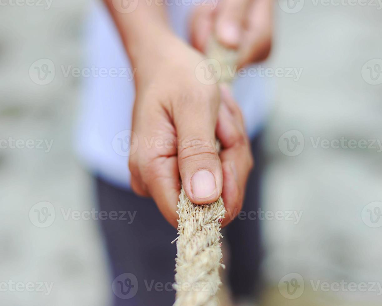 mano tirando de la cuerda foto