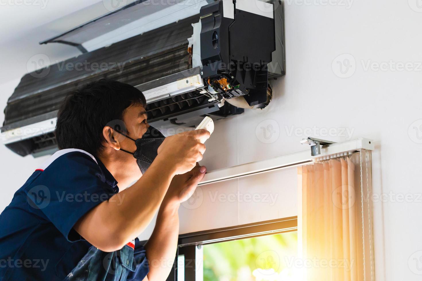 puente cebolla peor reparación de aire acondicionado, reparador encendido con mando a distancia  y reparación del sistema de aire acondicionado, servicio técnico masculino  para reparación y mantenimiento de acondicionadores de aire 7901628 Foto de  stock