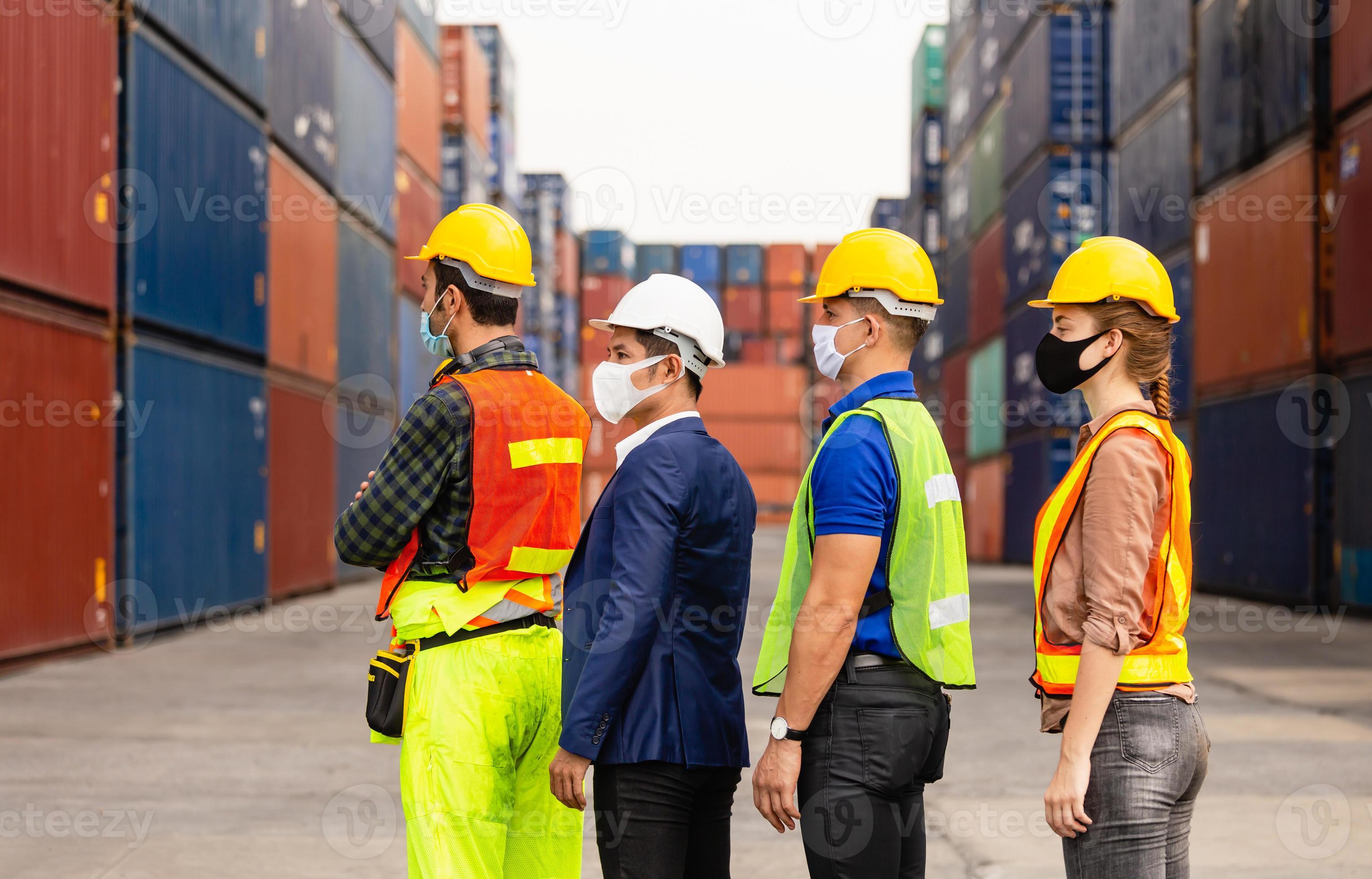 trabajador de ingeniería y equipo de supervisores en el patio de