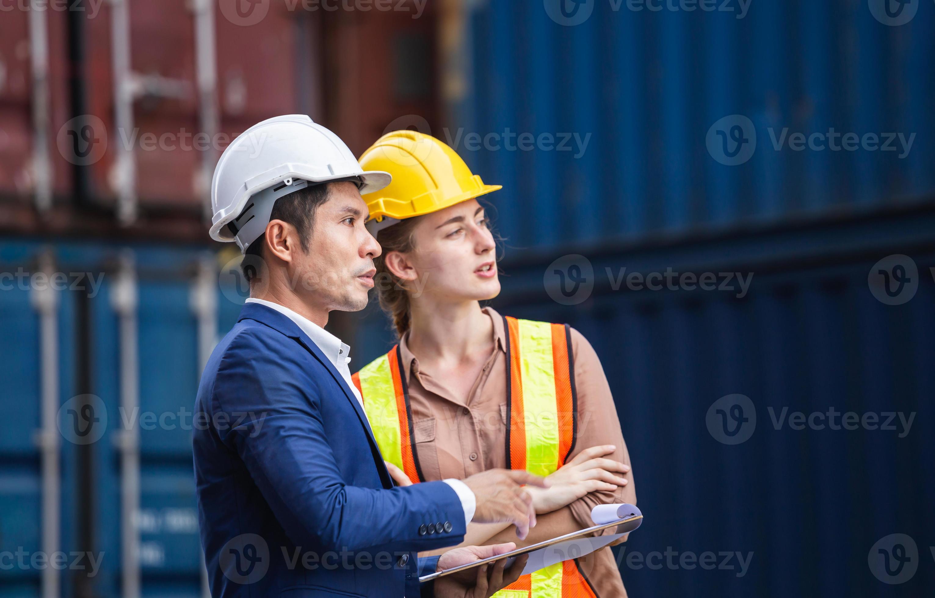 supervisor y trabajador en el patio de contenedores, ingeniero