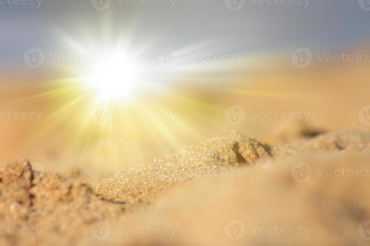 aventura de vacaciones de verano y concepto de libertad de viaje de vacaciones. fondo borroso abstracto borroso, naturaleza de playa tropical de verano con rayos de luz solar. Playa tropical suave y borrosa. Playa de arena dorada. foto