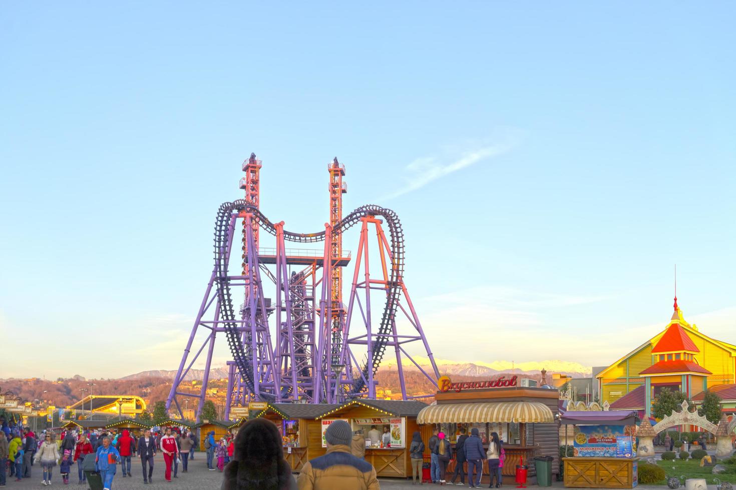 sochi, rusia-7 de enero de 2018-paisaje urbano con vistas al parque de atracciones sochi-park foto