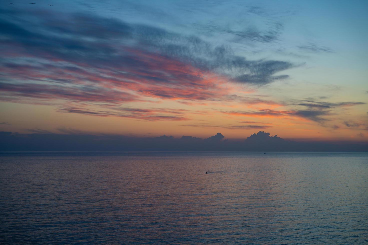 paisaje marino con una hermosa puesta de sol sobre el mar foto