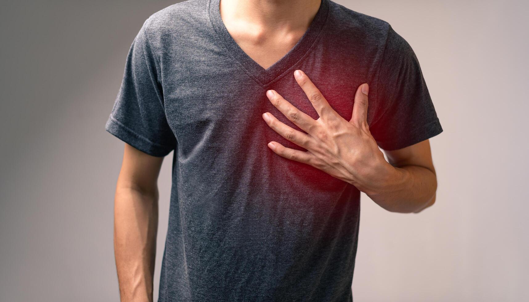 paciente varón con dolor torácico, hueso, tendón, dolor, lesión según principios médicos. foto