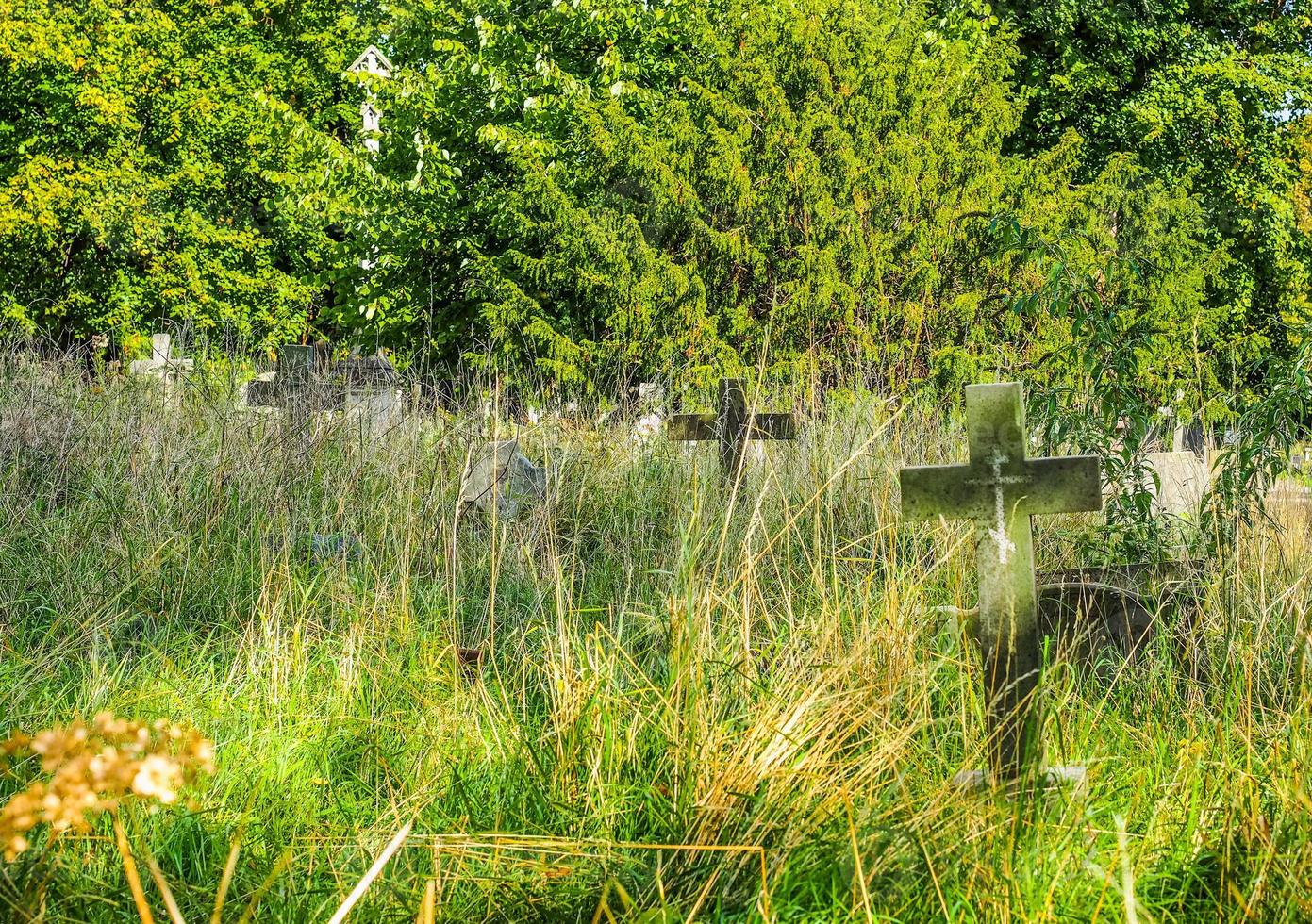 hdr tumbas y cruces en el cementerio gótico foto