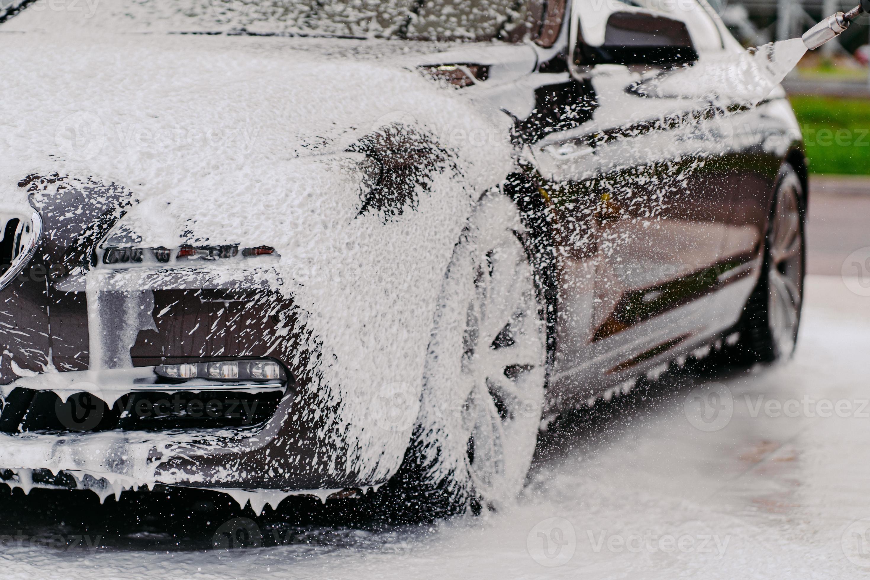 coche en espuma de nieve de jabón blanco en el centro de lavado de coches  al aire libre 7486071 Foto de stock en Vecteezy