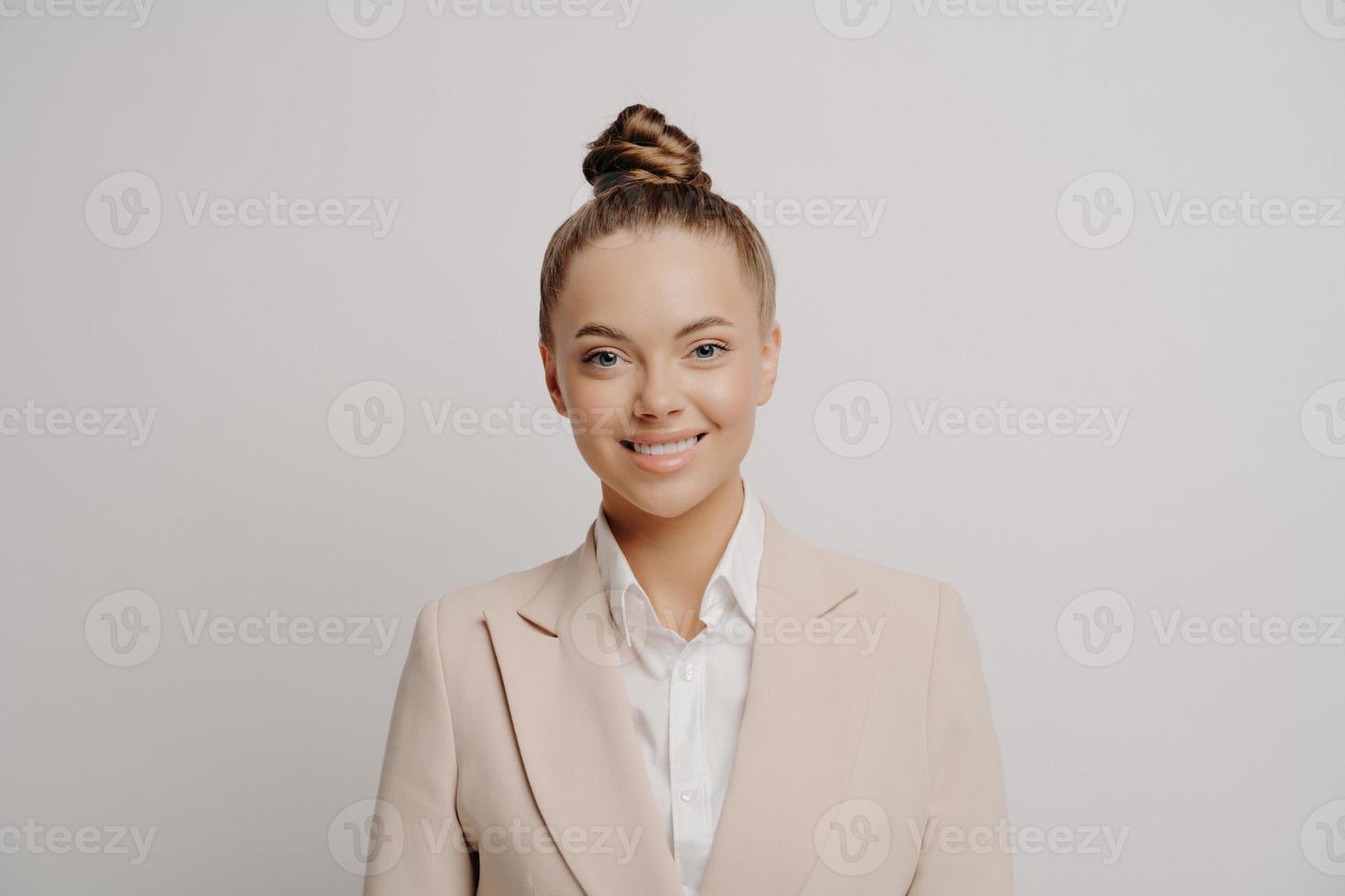 mujer de negocios atractiva feliz en traje beige foto