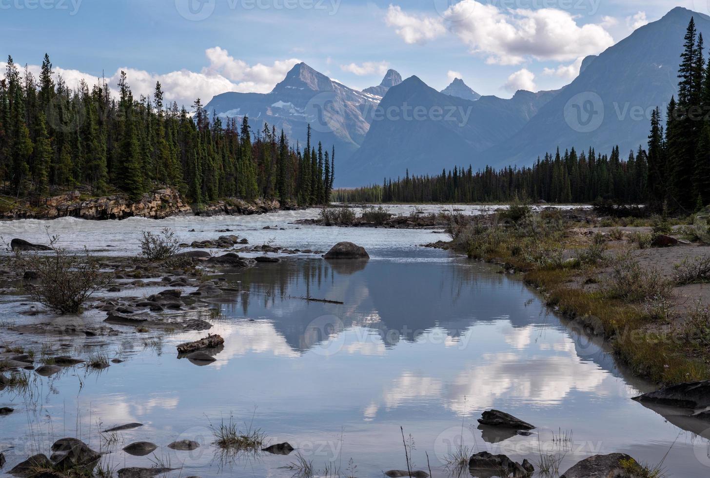 río athabasca, parque nacional jasper, montañas rocosas, alberta, canadá foto