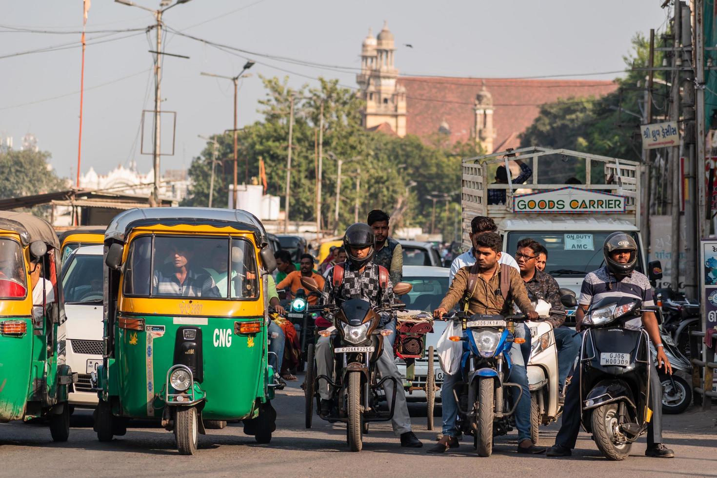 vadodara, india, noviembre de 2018 - viajeros esperando en un semáforo foto