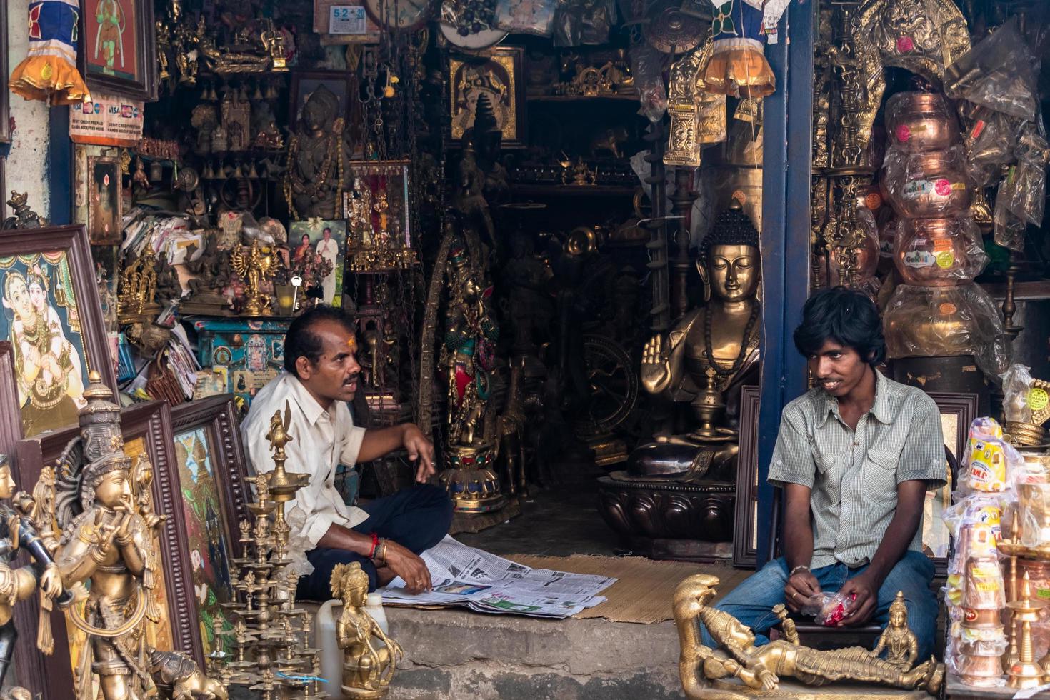 trichy, india, febrero de 2020 - vendedores sentados en una tienda de esculturas antiguas en la ciudad del templo de srirangam foto