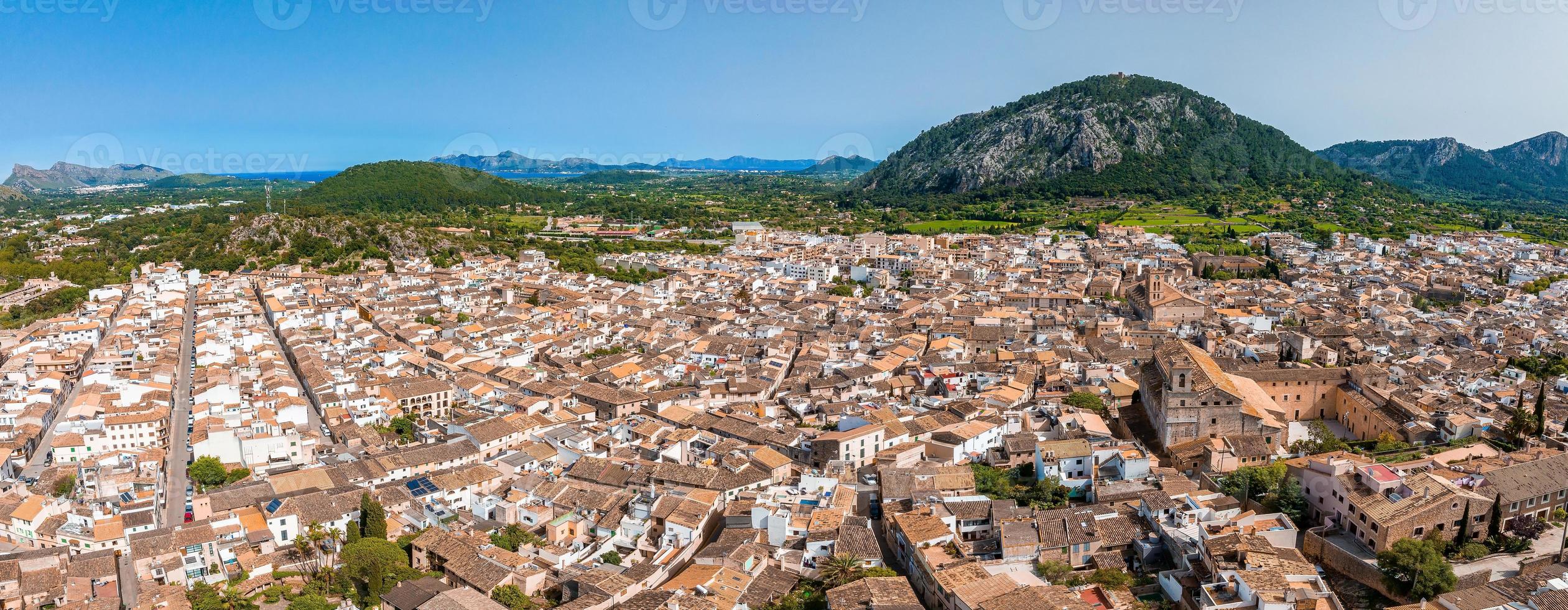 vista aérea de pollença, mallorca, españa. foto