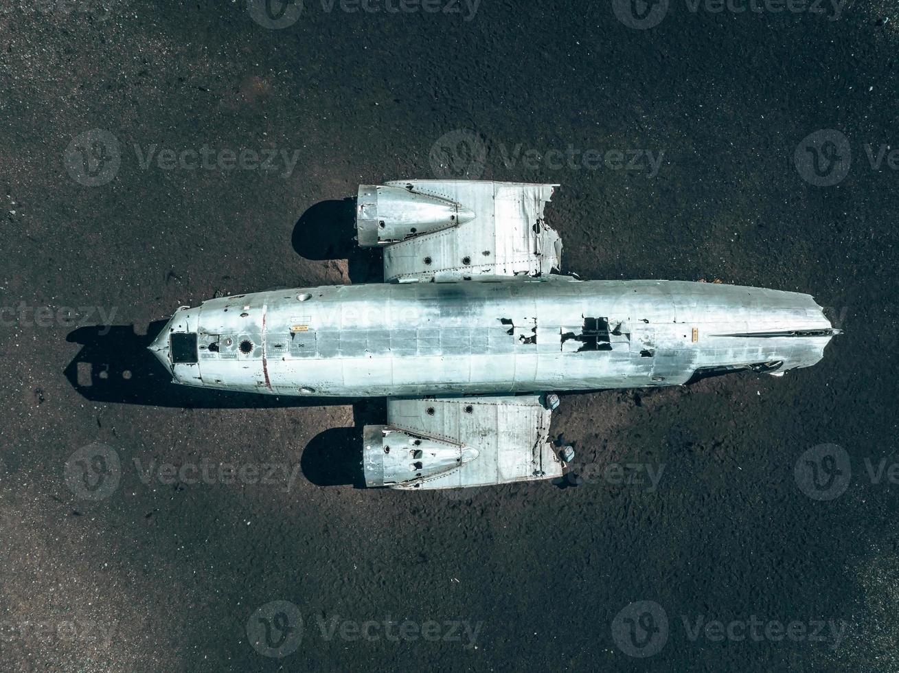 vista aérea del viejo avión estrellado abandonado en la playa de solheimasandur cerca de vik, islandia. foto