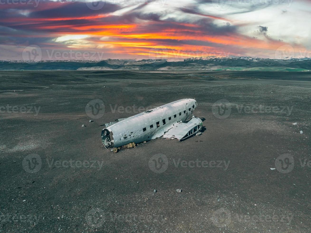 vista aérea del viejo avión estrellado abandonado en la playa de solheimasandur cerca de vik, islandia. foto