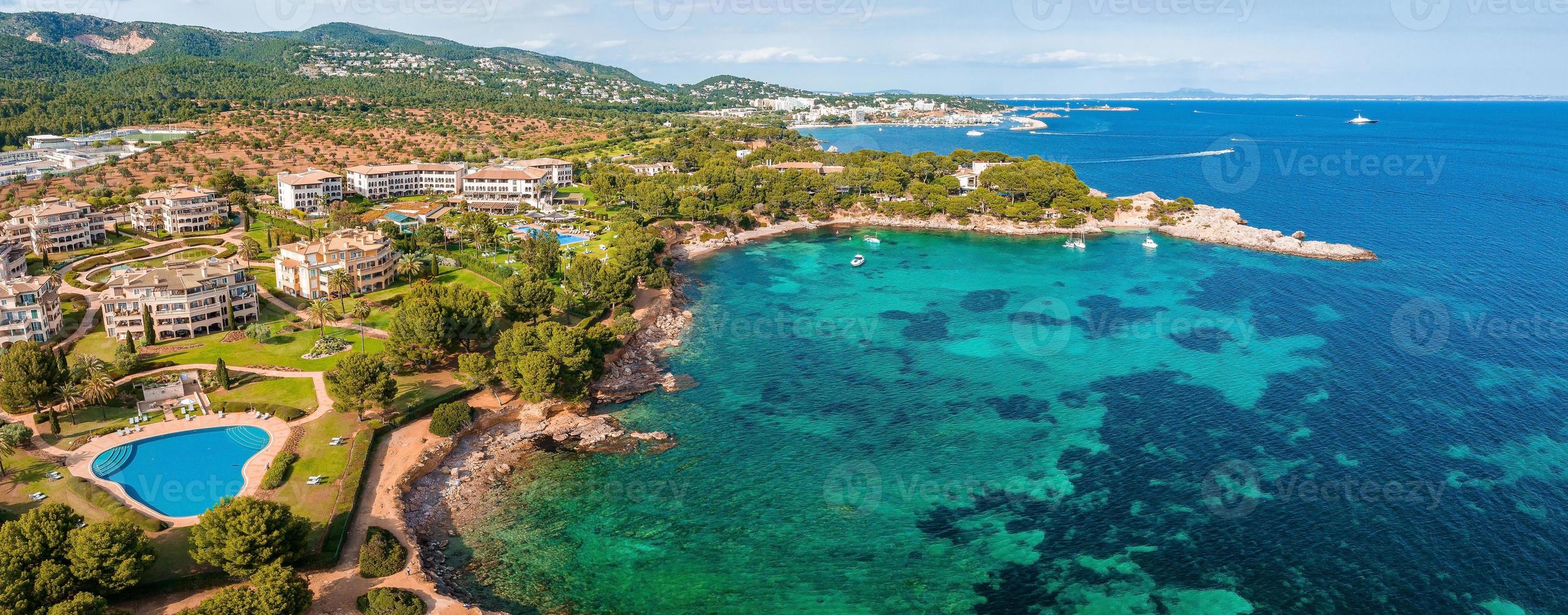 hermosa bahía con veleros yates, isla de mallorca, españa. foto