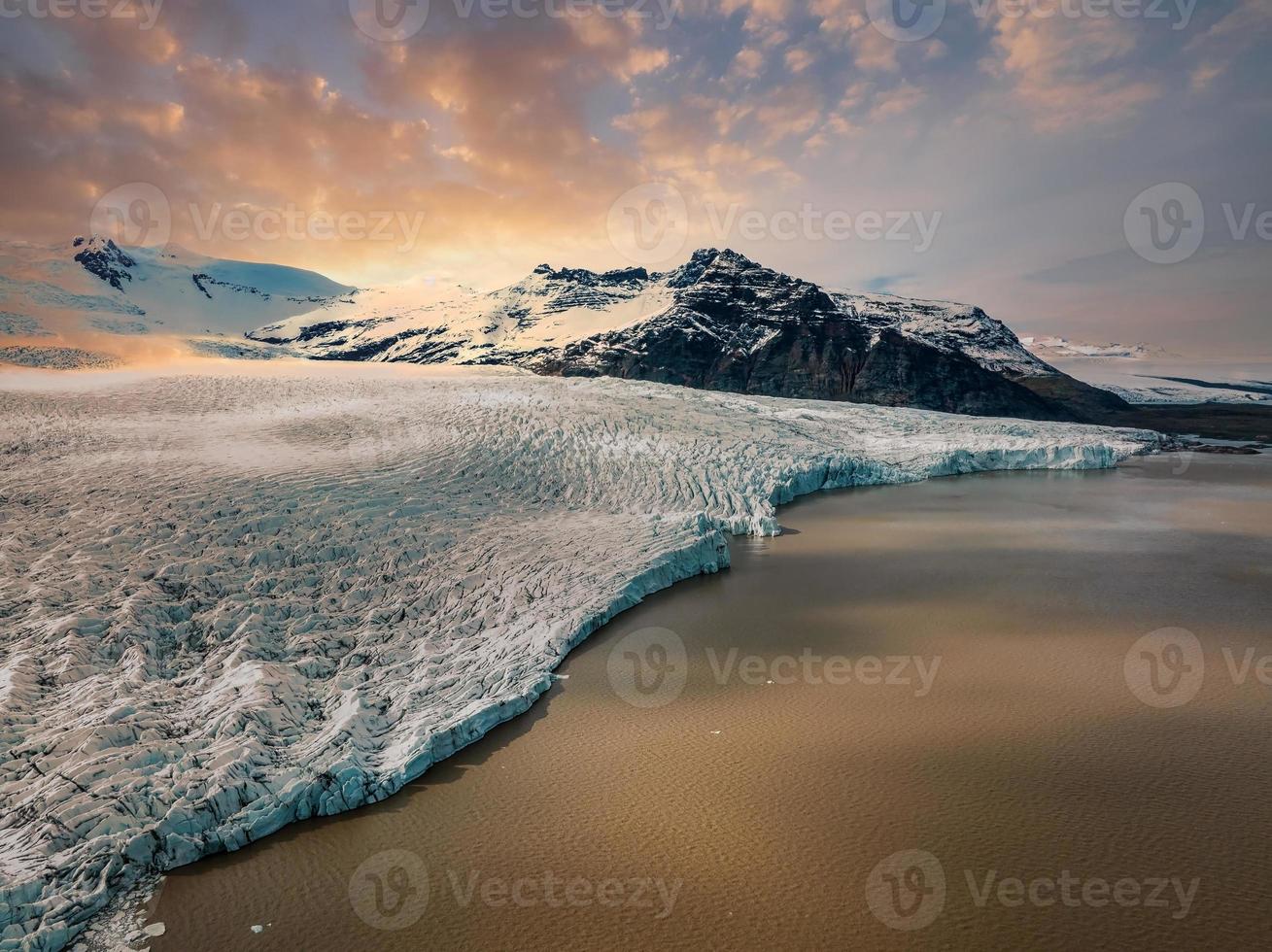 vista aérea de los glaciares y montañas nevadas en islandia. foto