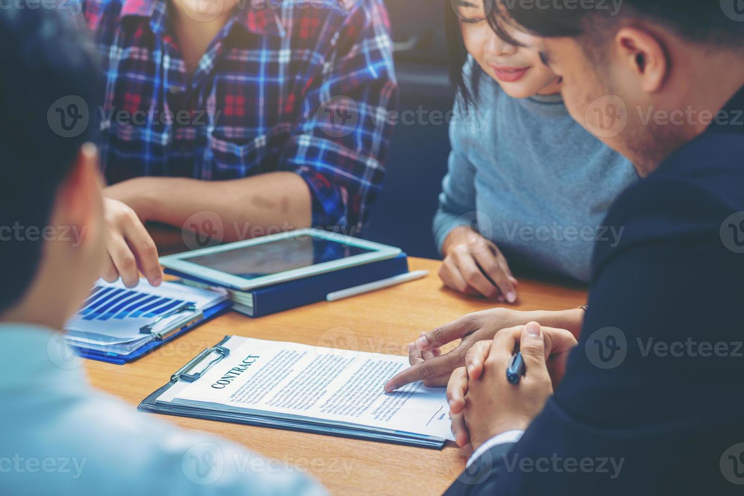 mujer de negocios leyendo documentos en la reunión, socio comercial considerando los términos del contrato antes de firmar la verificación de las condiciones de la ley del contrato legal. foco seleccionado foto