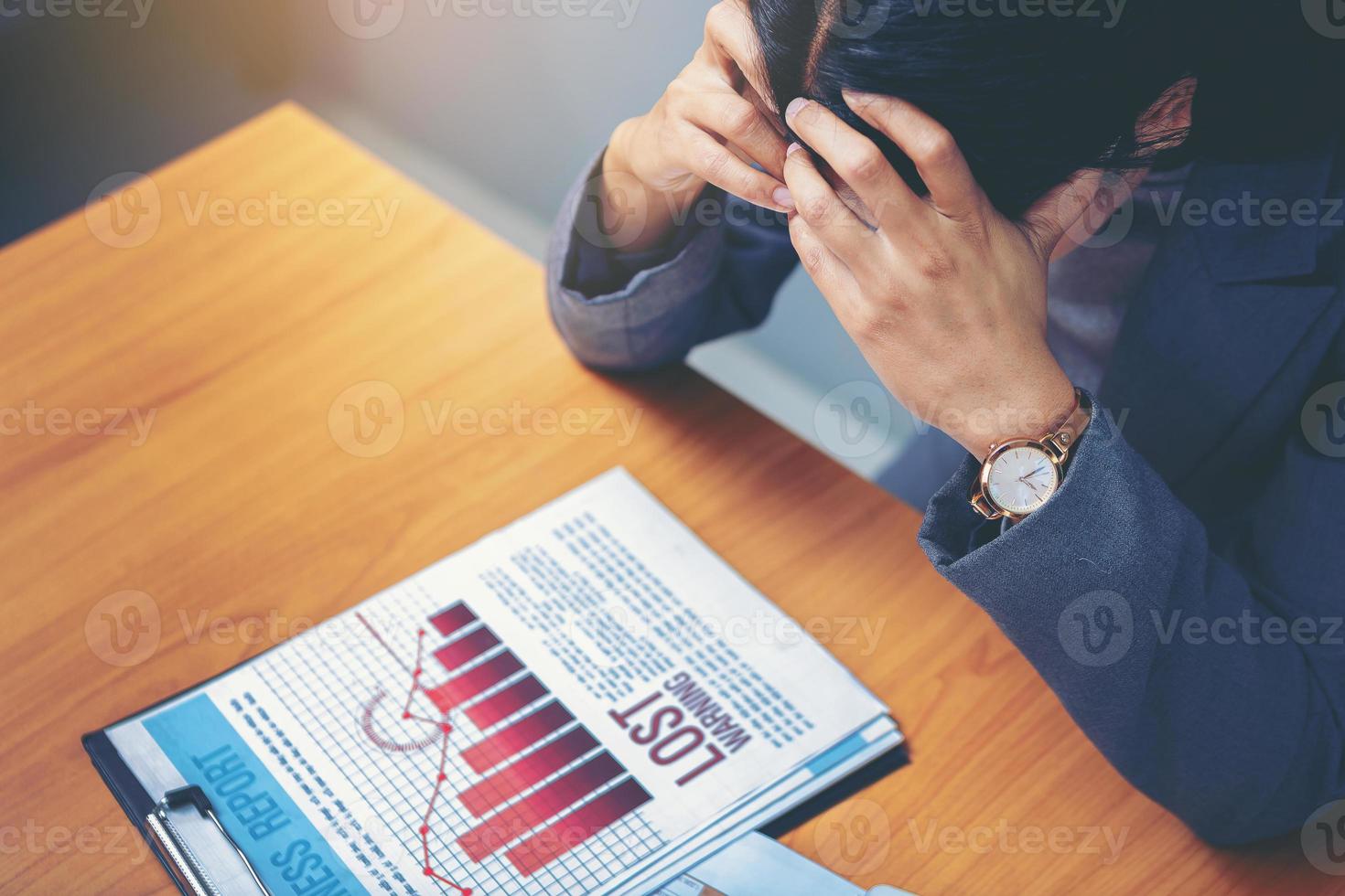 mala inversión o concepto de crisis económica. imagen recortada de las manos de una mujer de negocios sosteniendo de negocios decepcionada y seriamente por el informe de malos resultados comerciales. foco seleccionado. foto