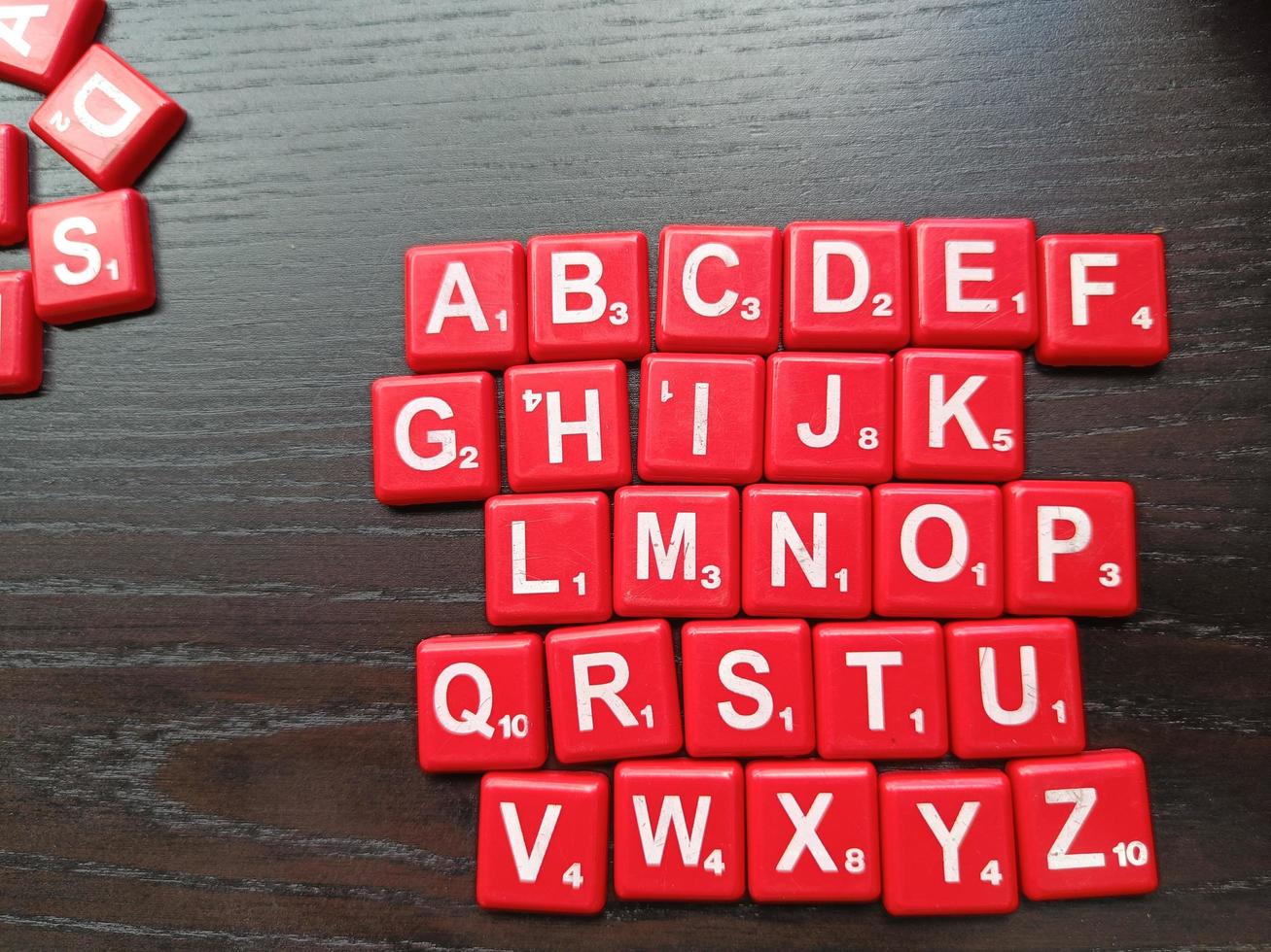 alfabeto inglés abc alineado en una mesa de madera. foto