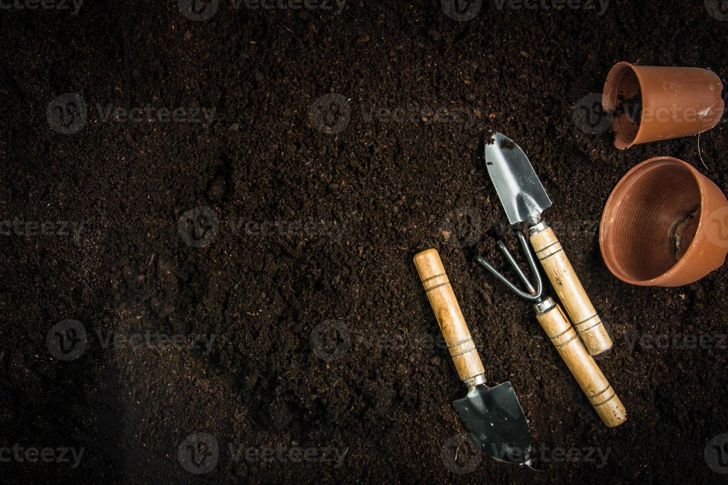 equipo de jardinería y mano con tierra foto