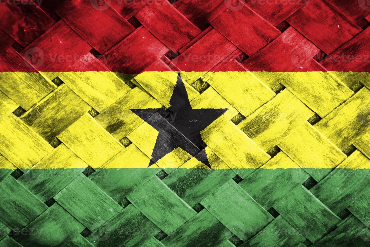 pantalla de bandera de ghana sobre fondo de madera de mimbre foto