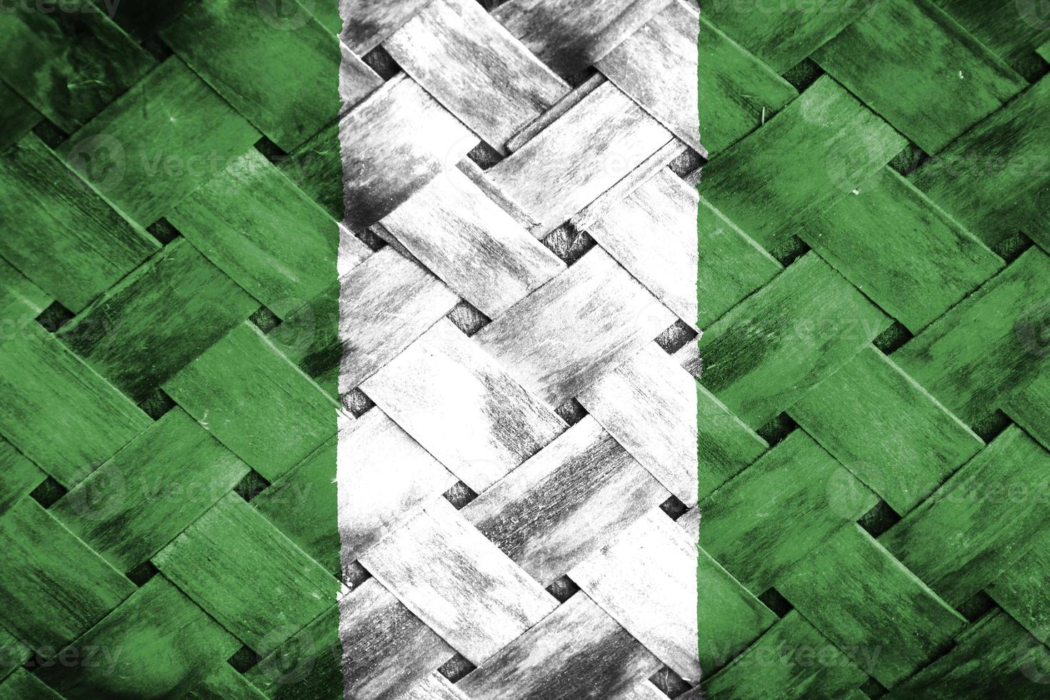 pantalla de bandera de nigeria sobre fondo de madera de mimbre foto