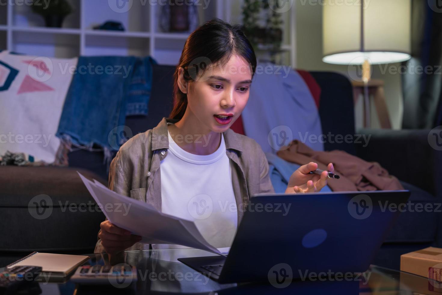 alegre hermosa mujer asiática que usa una computadora portátil digital en una reunión de videollamadas y estudia en línea en Internet. foto