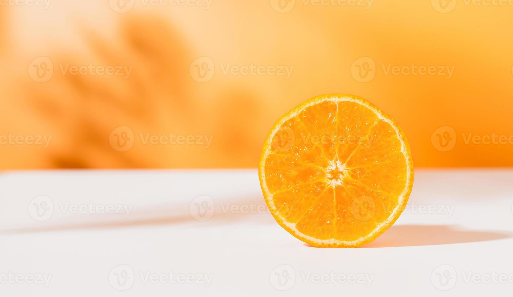 primer plano de frutas naranjas con rodajas sobre fondo blanco, para colocar productos para publicidad. foto