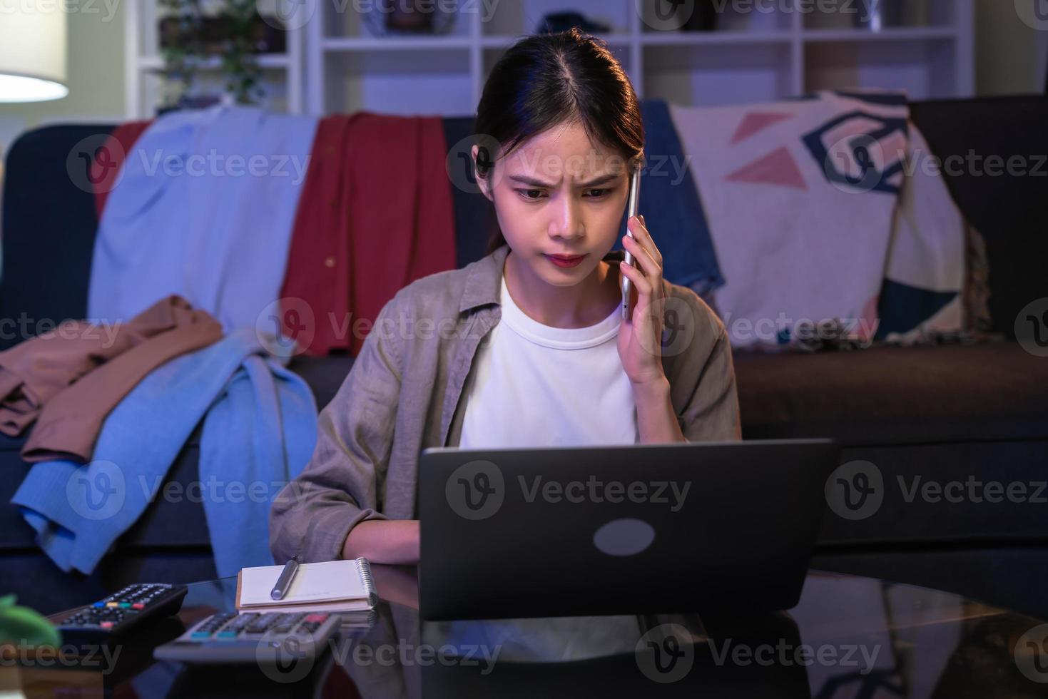 concepto de pequeña empresa de inicio, propietaria de una mujer joven que trabaja y llama al cliente en la oficina del hogar, el vendedor prepara la entrega. foto