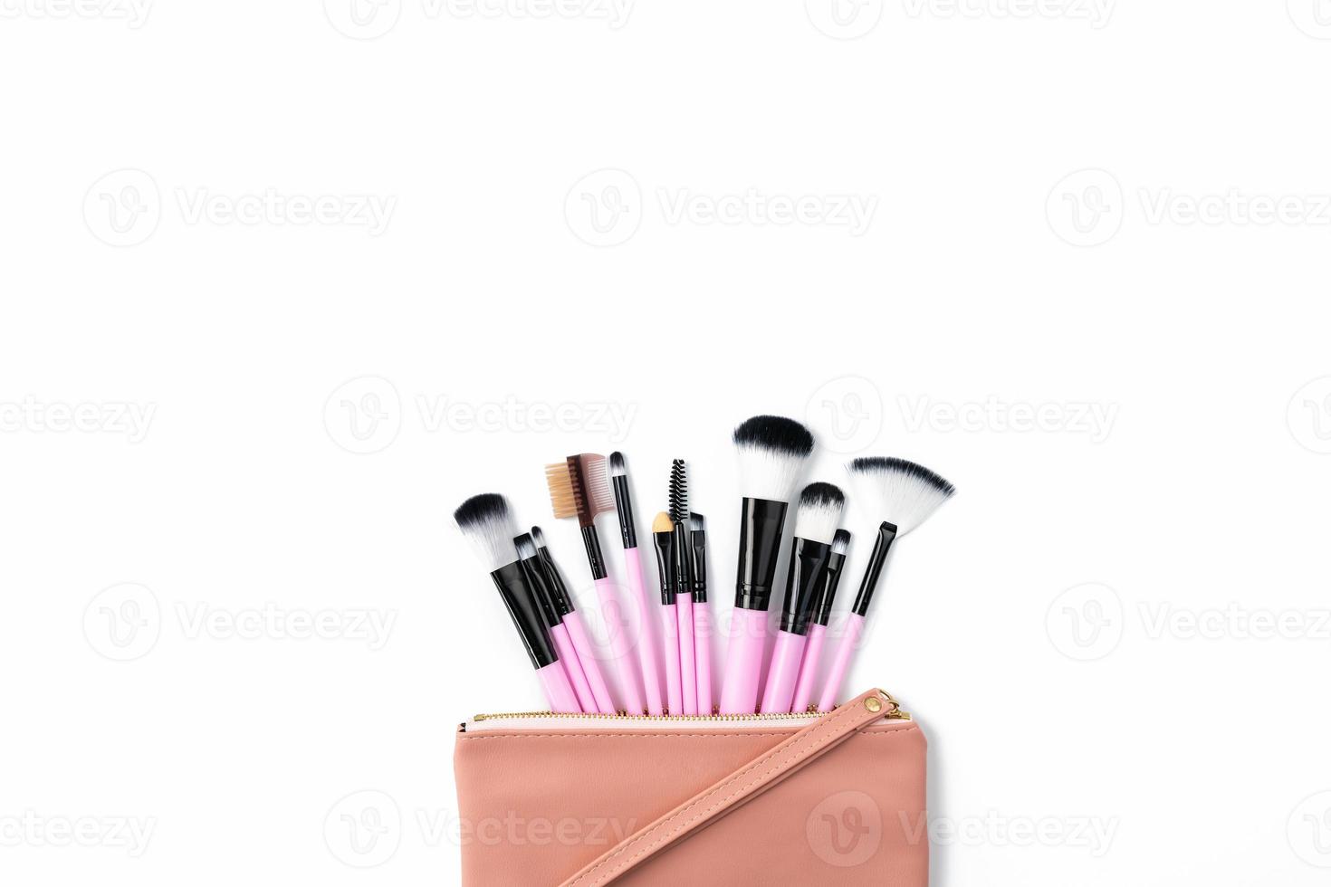 vista superior del producto de maquillaje cosmético, cepillo de paquete de etiquetas en blanco y decorativo sobre fondo blanco. foto
