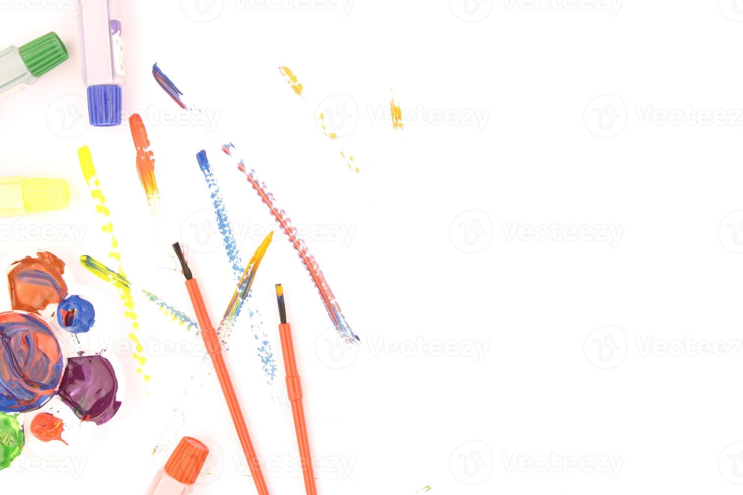 acuarelas y pinceles y manchas de color sobre un fondo blanco yacía plano, vista superior - imagen foto