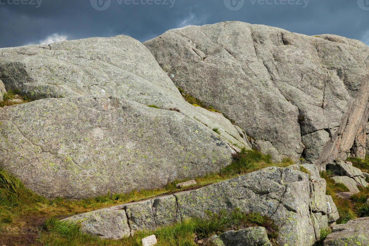 coloridas escenas de montaña en noruega. hermoso paisaje de noruega, escandinavia. paisaje de montaña de noruega. naturaleza en verano. foto