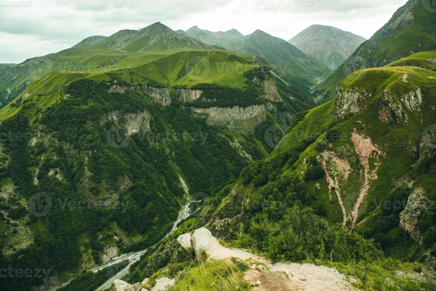 una hermosa fotografía de paisaje con montañas del cáucaso en georgia. foto