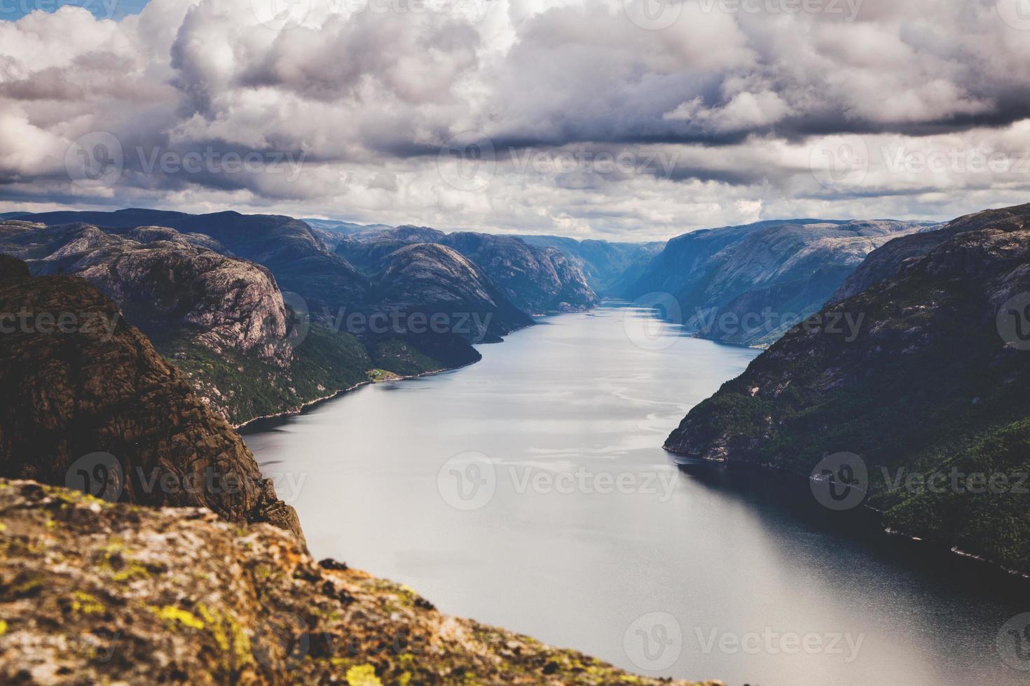 coloridas escenas de montaña en noruega. hermoso paisaje de noruega, escandinavia. paisaje de montaña de noruega. naturaleza en verano. foto